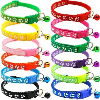 Se você busca uma coleira para cachorro e gato com guizo colorida, esta é a escolha certa para o dia a dia. Antes de tudo, ela é leve e ajustável, assim, se adapta ao pescoço do seu pet com conforto. Além disso, o guizo ajuda a localizar o animal com facilidade, o que aumenta a segurança dentro e fora de casa. Como resultado, você ganha tranquilidade nos passeios e em ambientes amplos. Por outro lado, o fechamento de engate rápido torna a rotina prática. Logo, colocar e tirar a coleira fica simples e rápido. Sobretudo, as 10 cores vibrantes deixam seu amigo ainda mais estiloso. Portanto, é uma opção econômica, durável e, ao mesmo tempo, super fofa. Em resumo, é conforto, segurança e personalidade numa única peça